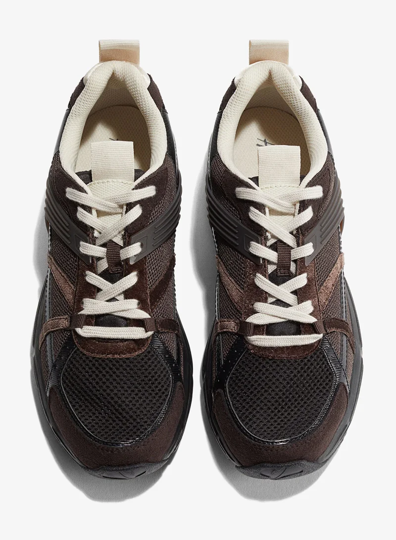 اتش اند ام حذاء رياضي