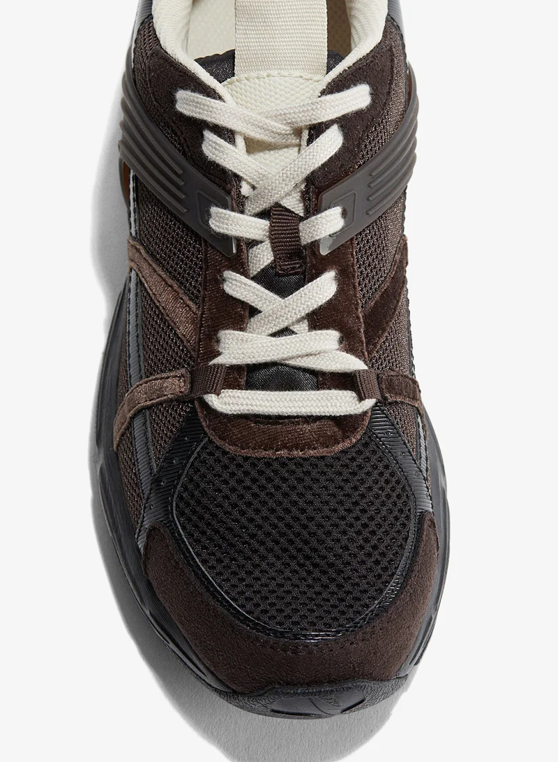 اتش اند ام حذاء رياضي