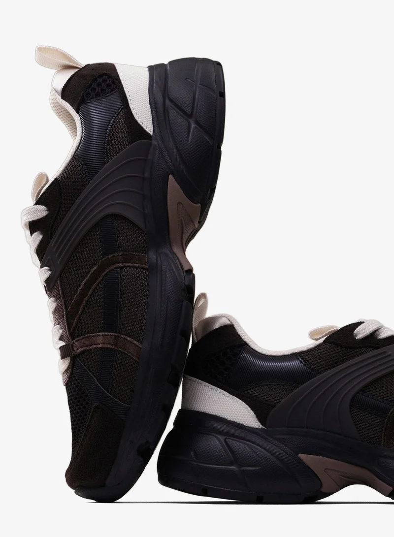 اتش اند ام حذاء رياضي