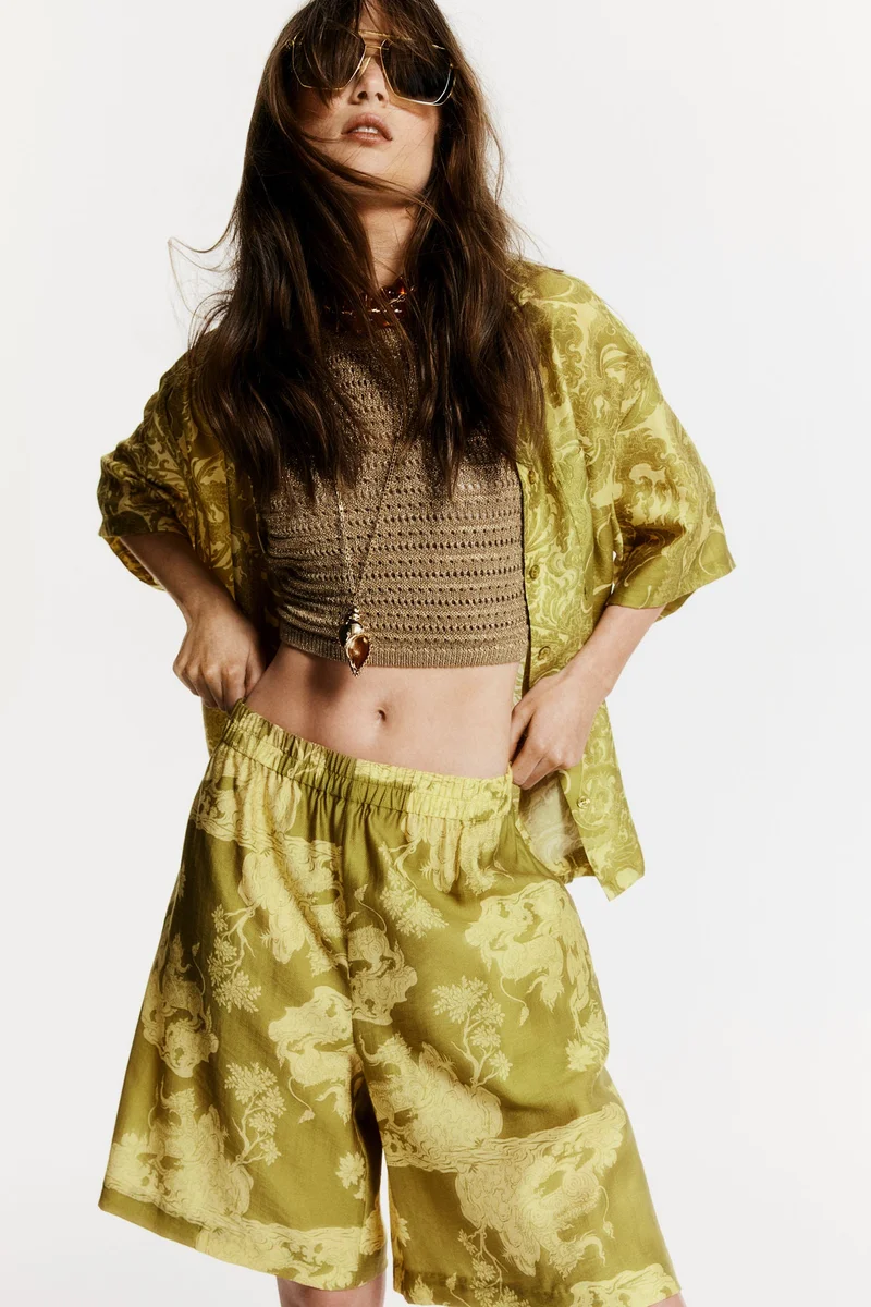 اتش اند ام شورت منقوش بطول الركبة