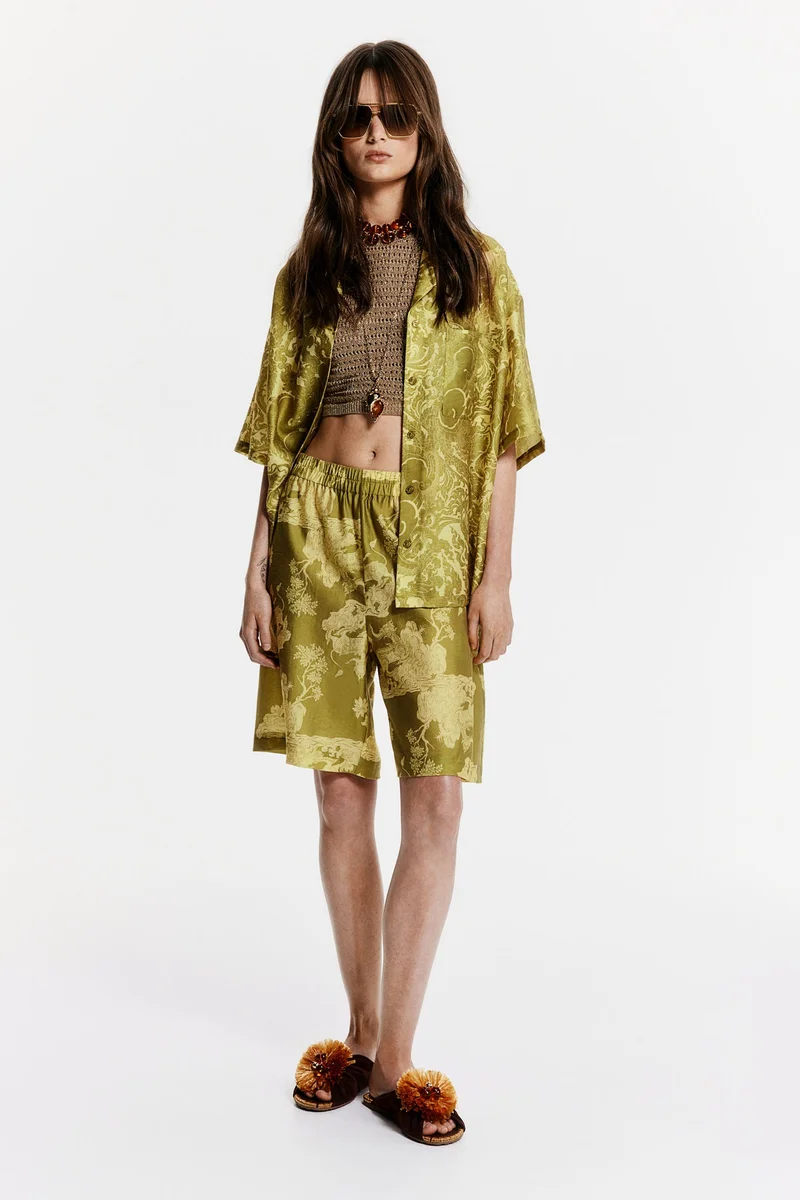 اتش اند ام شورت منقوش بطول الركبة