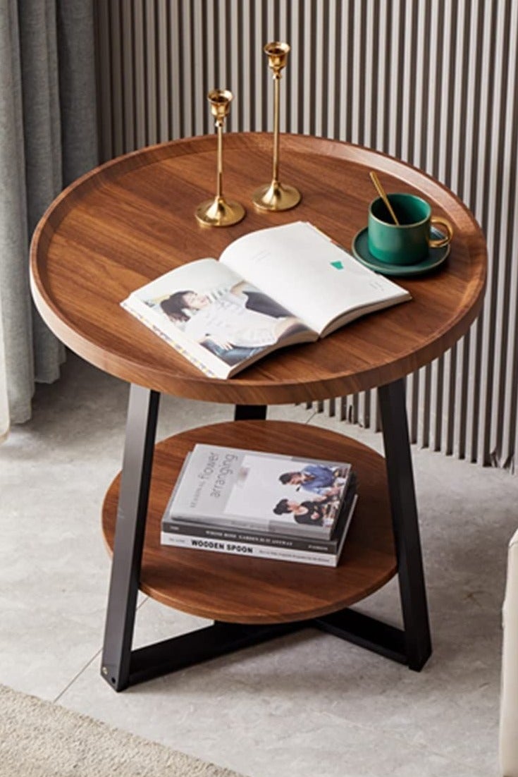 تابيت طاولة جانبية دائرية بطابقين مع رف تخزين، صينية حماية للحواف، طاولة قهوة بإطار معدني متين، طاولة جانبية لغرفة المعيشة أو غرف النوم أو المساحات الصغيرة (بني غامق، 60 × 50 سم) - Image 1