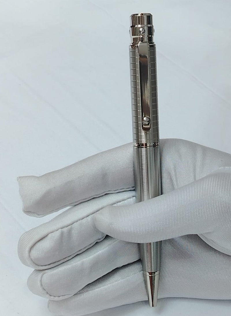 A distinctive and luxurious men's pen with an elegant metal design.