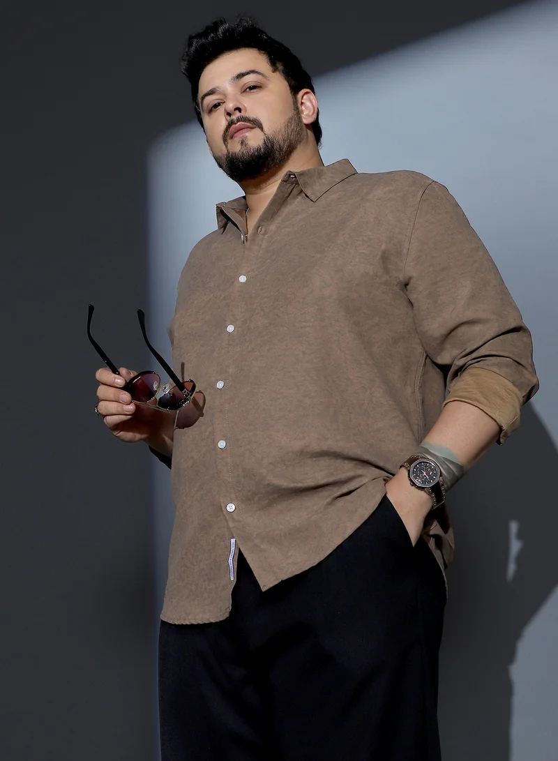 انستافاب بلس قميص رجالي مطبوع بنقوش مجردة بياقة ممتدة وأكمام طويلة وأساور، بجيوب أمامية، قصة منحنية، قماش منسوج، لون بني رمادي