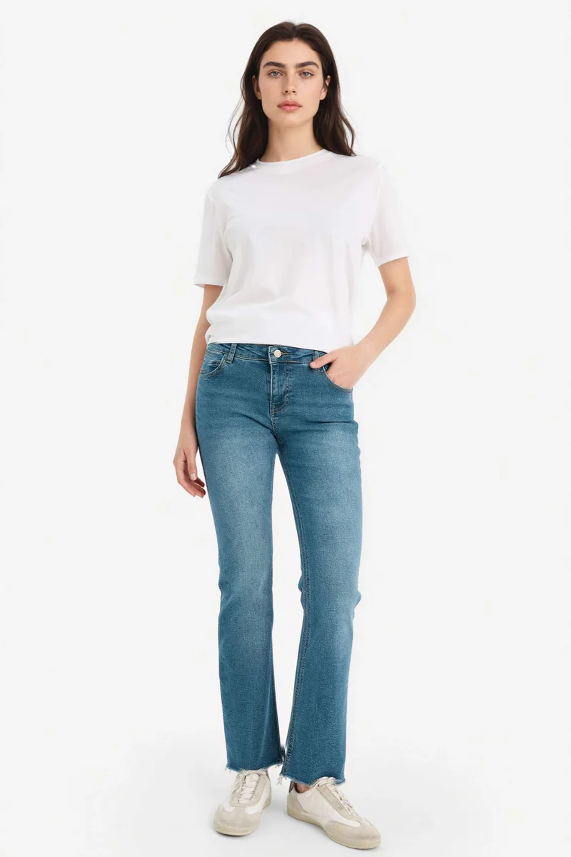 ديفاكتو Low-Rise Flared Ankle Length Jeans