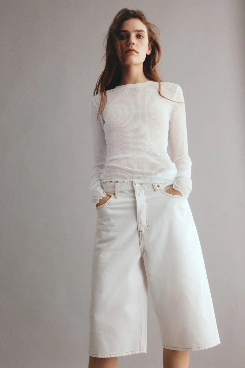 اتش اند ام شورت بخصر عالي وطول يصل للركبة من الدنيم