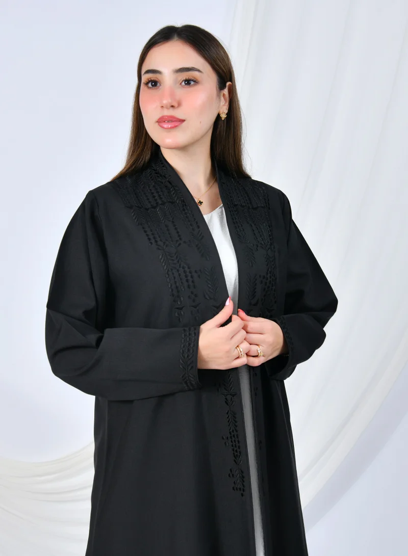 عبايات حوراء عباية أنيقة بقصّة ربع كلوش تمنح انسيابية راقية بتطريز بارز على الواجهة والأكمام | اسود