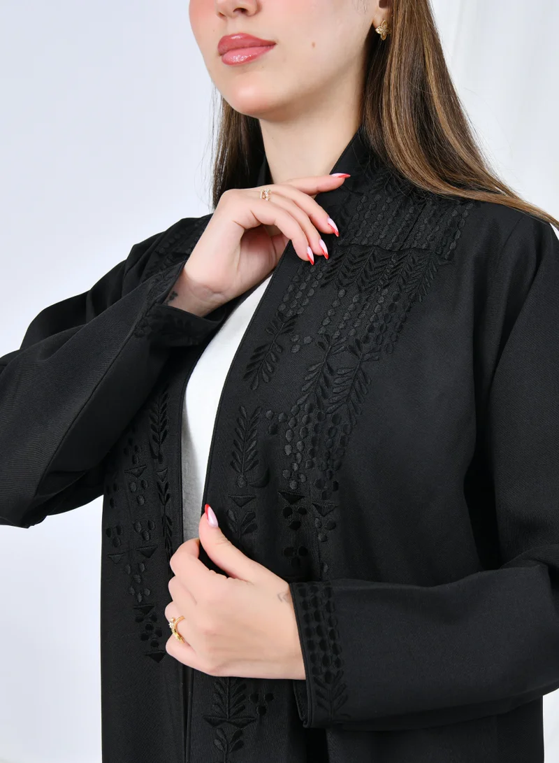 عبايات حوراء عباية أنيقة بقصّة ربع كلوش تمنح انسيابية راقية بتطريز بارز على الواجهة والأكمام | اسود