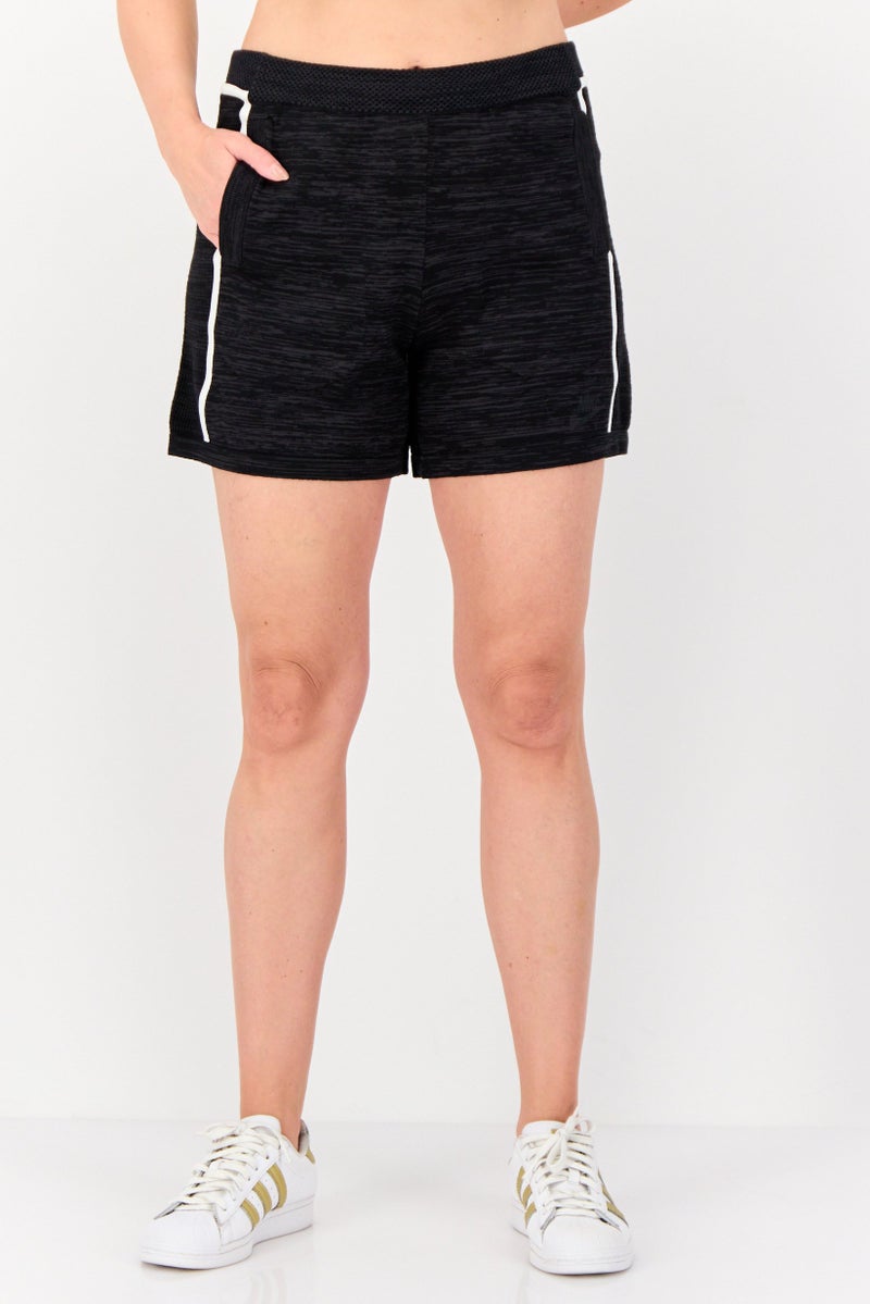 Nike شورتات تدريب رياضية للنساء، أسود - Image 1