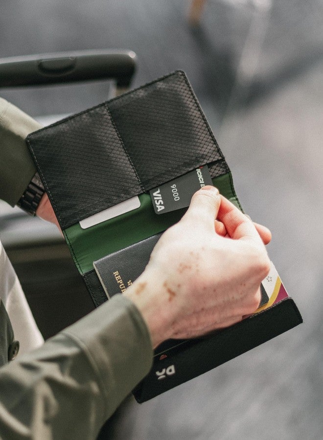 دايلي أوبجيكتز محفظة جواز سفر رجالية من ديلي أوبجكتس، مصنوعة من البوليستر الأسود المقاوم للتمزق، مزودة بغطاء محوري. - Image 3