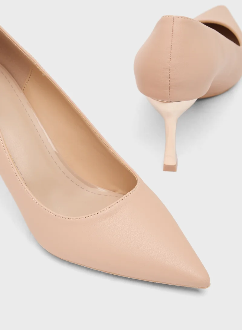 ايلا حذاء بكعب عالٍ