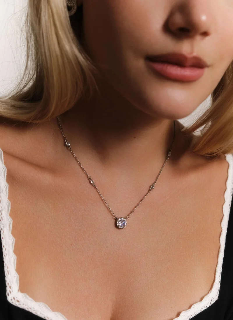 Thin chain with rhinestones of different sizes