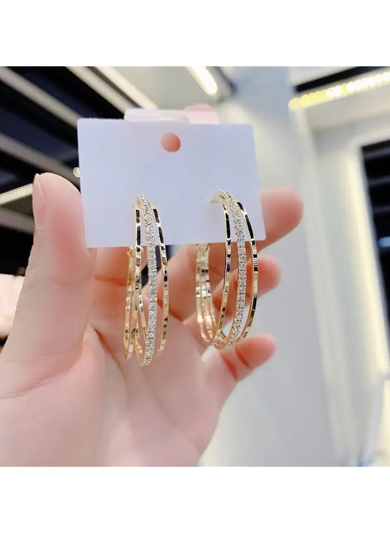 Goolsky زوج من أقراط هووب ثلاثية أنيقة بلون ذهبي مع لمسات من الأحجار الكريمة المتلألئة - ملابس كاجوال نحاسية أنيقة للنساء - Image 5