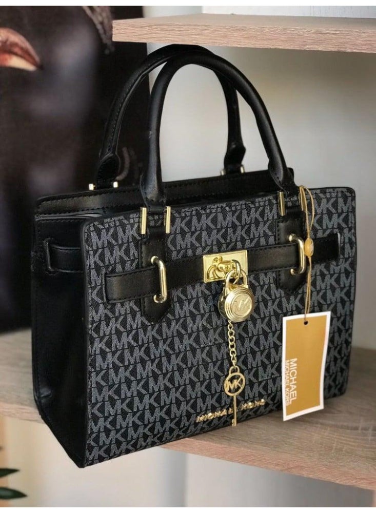 ام كي حقيبة توت أنيقة باللونين الأسود والذهبي من مايكل كورس
