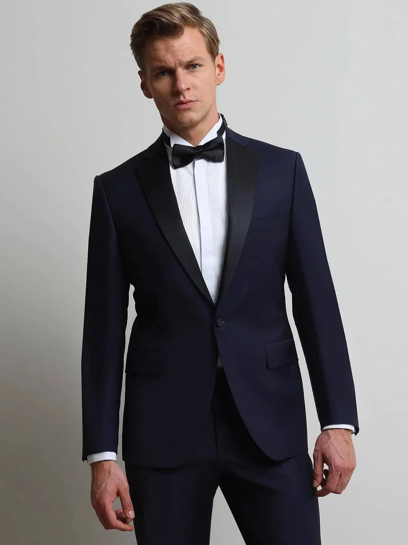 كيب بدلة توكسيدو من ساكس بقصة ضيقة وياقة فراشة منسوجة