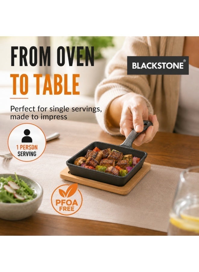 BLACKSTONE مقلاة مربعة صغيرة من الحديد الزهر مع طبق سزلر خشبي 13 سم - Image 2