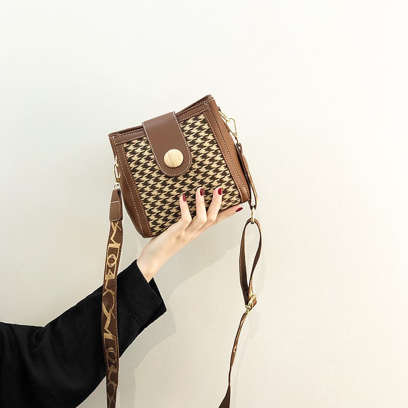 High-Grade Texture Small Bag Women'S 2022 New Fashion Checkerboard Crossbody Bag Niche Instagram Wide Shoulder Bucket Bag - Image 4