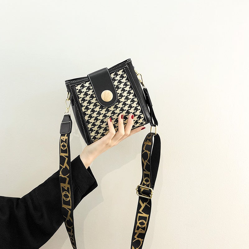 High-Grade Texture Small Bag Women'S 2022 New Fashion Checkerboard Crossbody Bag Niche Instagram Wide Shoulder Bucket Bag - Image 5