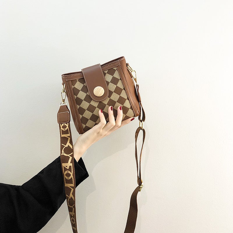 High-Grade Texture Small Bag Women'S 2022 New Fashion Checkerboard Crossbody Bag Niche Instagram Wide Shoulder Bucket Bag - Image 3