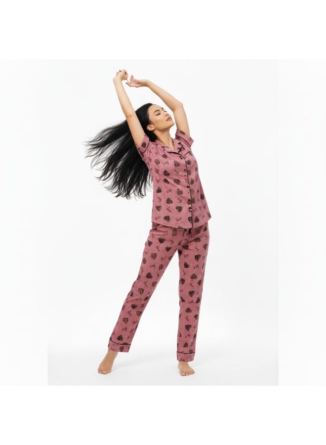 جوانا طقم بيجاما نسائي بتصميم قلوب، قميص بأزرار قصيرة وبنطال طويل، زهري فاتح - Image 4