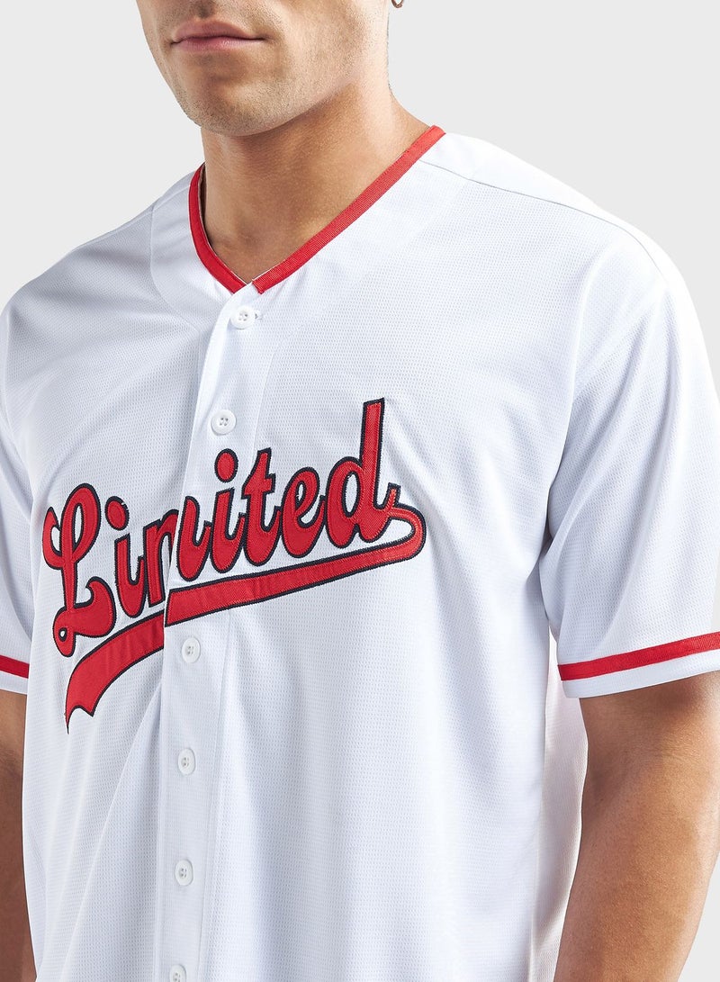 FAV قميص بأزرار مطبوعة بتصميم طباعة الخطوط - Image 3