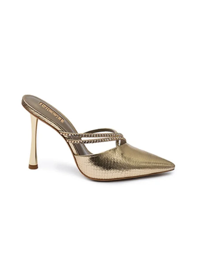 نيكولي Classy Pumps stealing light with it's metallic shine