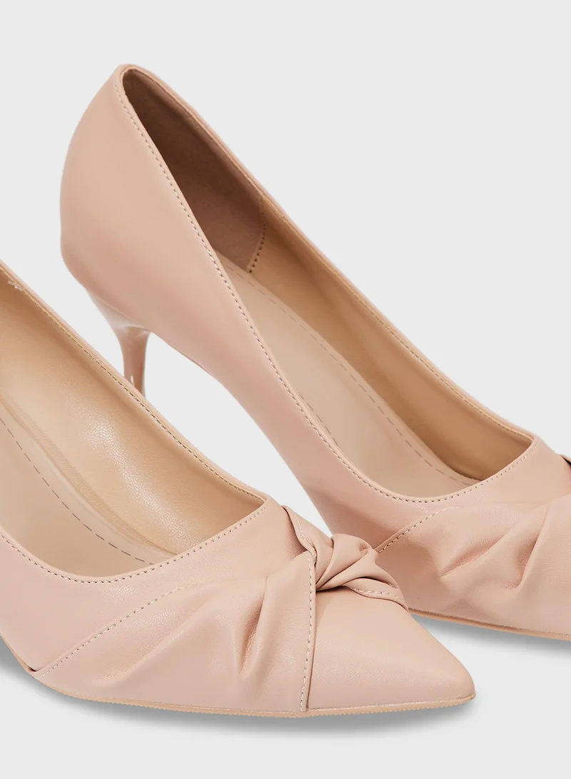 ايلا حذاء بكعب عالٍ