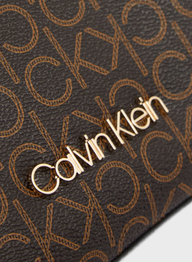 كالفن كلاين شنطة ظهر صغيرة