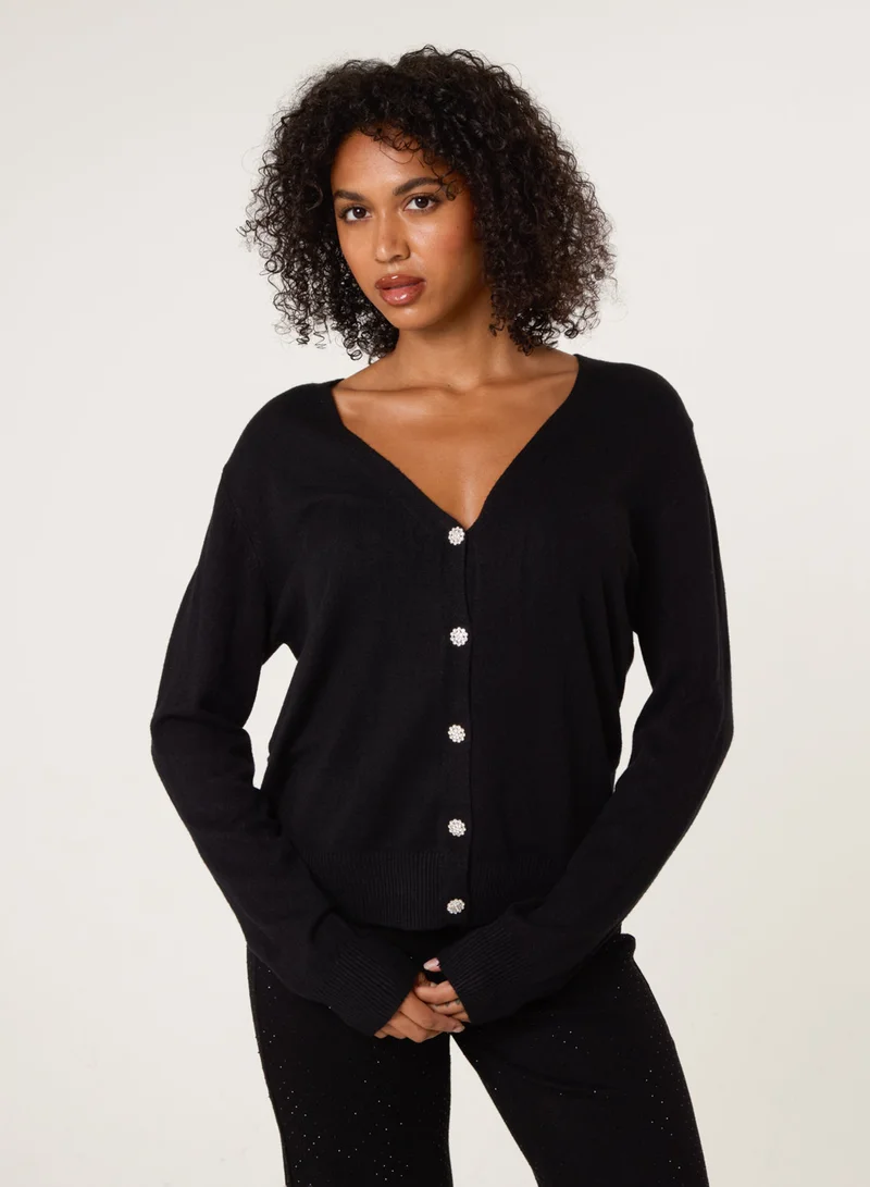 بلو فانيلا كارديجان بياقة على شكل حرف  وأزرار مرصعة بالألماس
