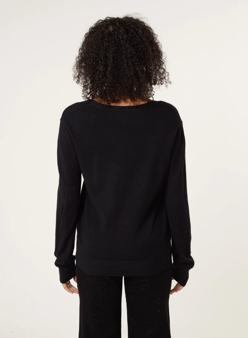 بلو فانيلا كارديجان بياقة على شكل حرف  وأزرار مرصعة بالألماس