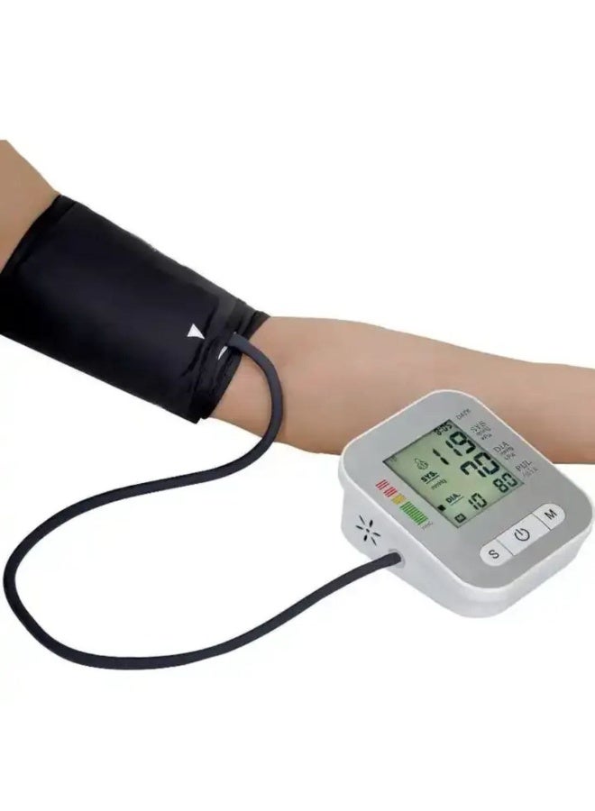 جهاز قياس ضغط الدم الرقمي بالشاشة الإلكترونية LCD  شاشة LCD كبيرة وواضحة لعرض الضغط والنبض سهل الاستخدام بلمسة واحدة مثالي لكبار السن تخزين تلقائي لنتائج القياس لمتابعة منتظمة تصميم مريح وعملي للاستخدام في المنزل.  الاختيار الأمثل لكل بيت يهتم بالصحة - Image 3