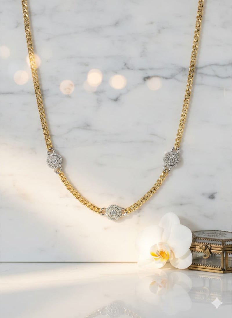 كوليه بسلسلة عريضة مطلية باللون الذهبي ، تتوسطها ثلاث وحدات دائرية متماثلة، بشكل هالة أو وردة باللون الفضي اللامع - وصلات إضافية لضبط المقاس. - Image 5