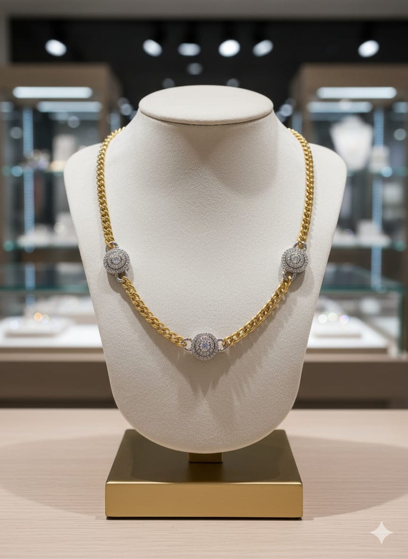 كوليه بسلسلة عريضة مطلية باللون الذهبي ، تتوسطها ثلاث وحدات دائرية متماثلة، بشكل هالة أو وردة باللون الفضي اللامع - وصلات إضافية لضبط المقاس. - Image 3