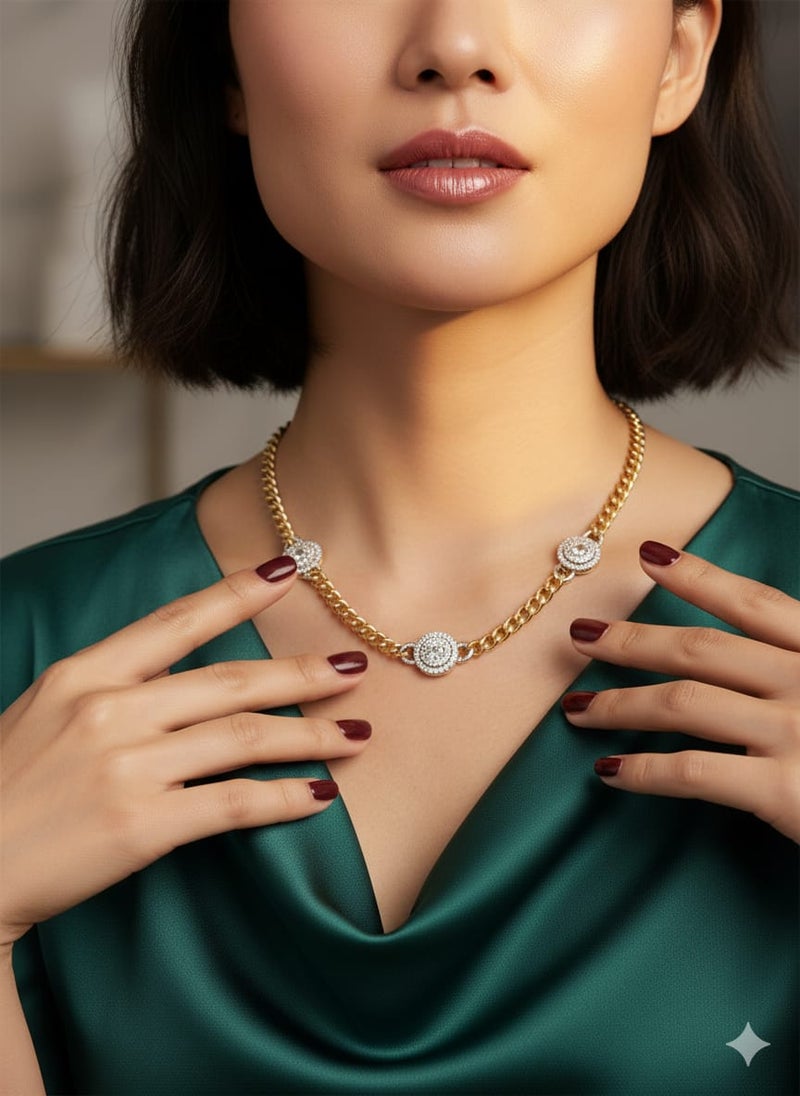 كوليه بسلسلة عريضة مطلية باللون الذهبي ، تتوسطها ثلاث وحدات دائرية متماثلة، بشكل هالة أو وردة باللون الفضي اللامع - وصلات إضافية لضبط المقاس. - Image 2