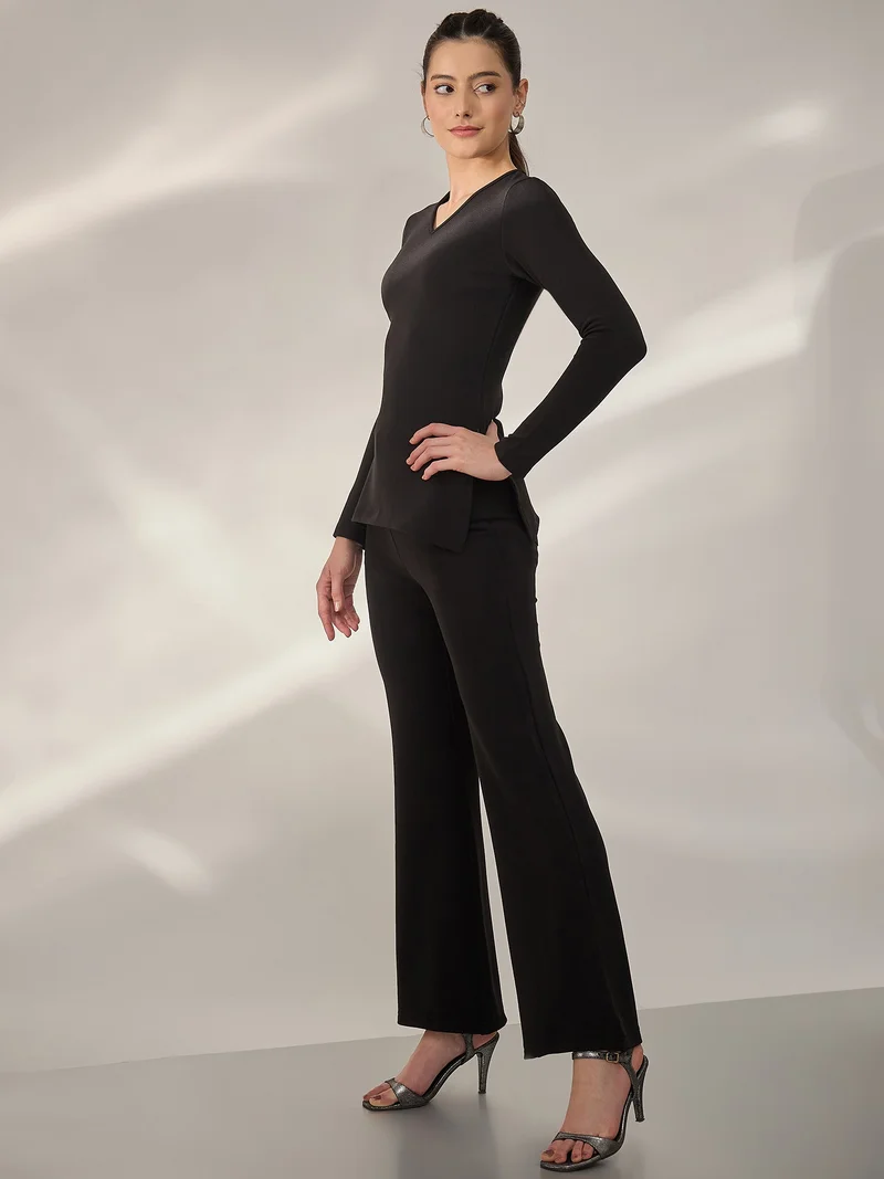 بانيت طقم متناسق (Co-ord Set) بلوزة سوداء مضلّعة ومحكمة (Fitted) مع بنطلون