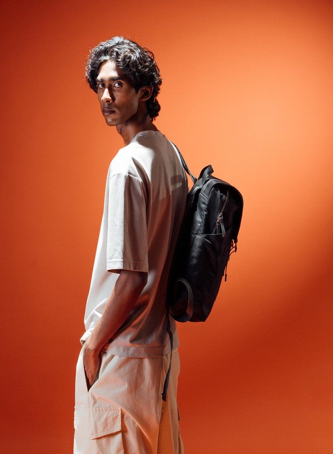 دايلي أوبجيكتز حقيبة ظهر DailyObjects Monkey Shoulder Black Taiga (19 لترًا) للمكتب والاستخدام اليومي | مصنوعة من مواد معاد تدويرها بنسبة 100% | حقيبة كتف للسفر | تتسع لأجهزة الكمبيوتر المحمولة حتى 14 بوصة | أحزمة كتف مبطنة متعددة الوظائف قابلة للتعديل وإغلاق بخطاف على شكل حرف G - Image 3