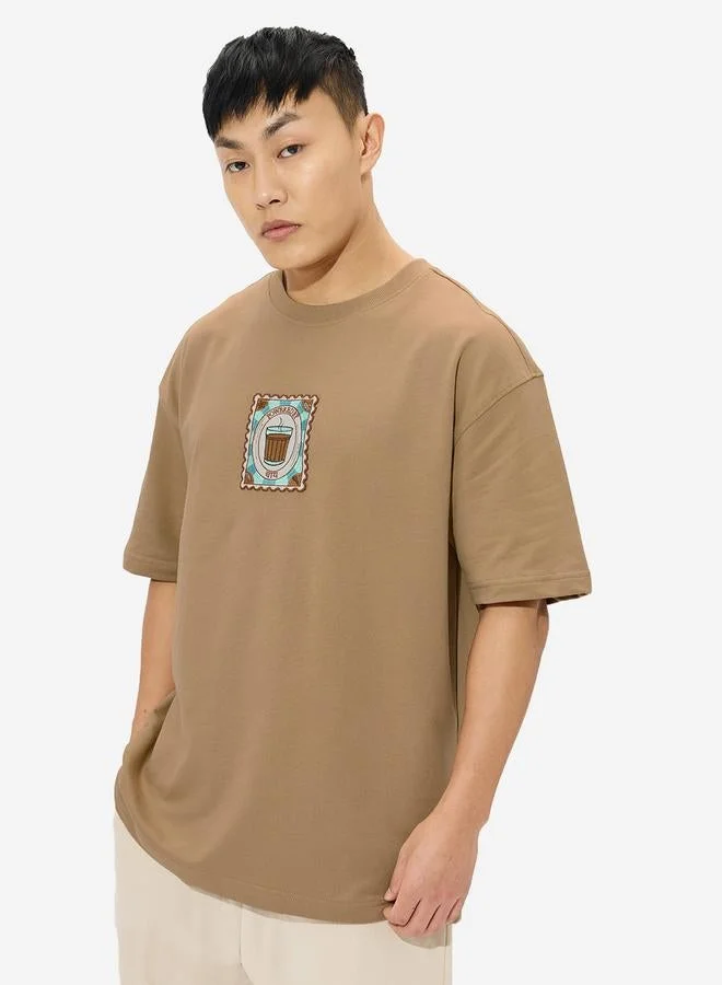 ذا سوليد ستور تيشيرت بتفاصيل شارة وقصة واسعة