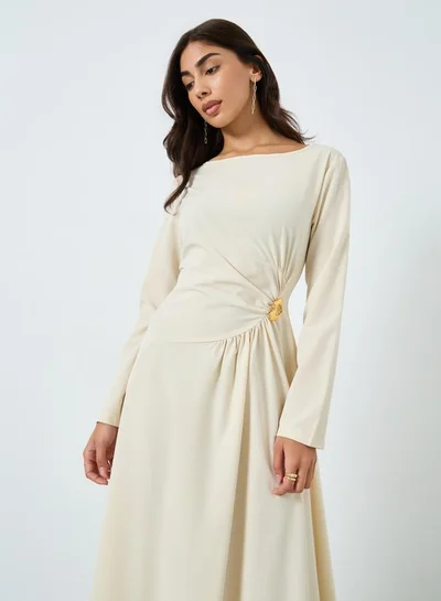 ستايلي فستان طويل بياقة بنمط قارب مع حلية معدنية