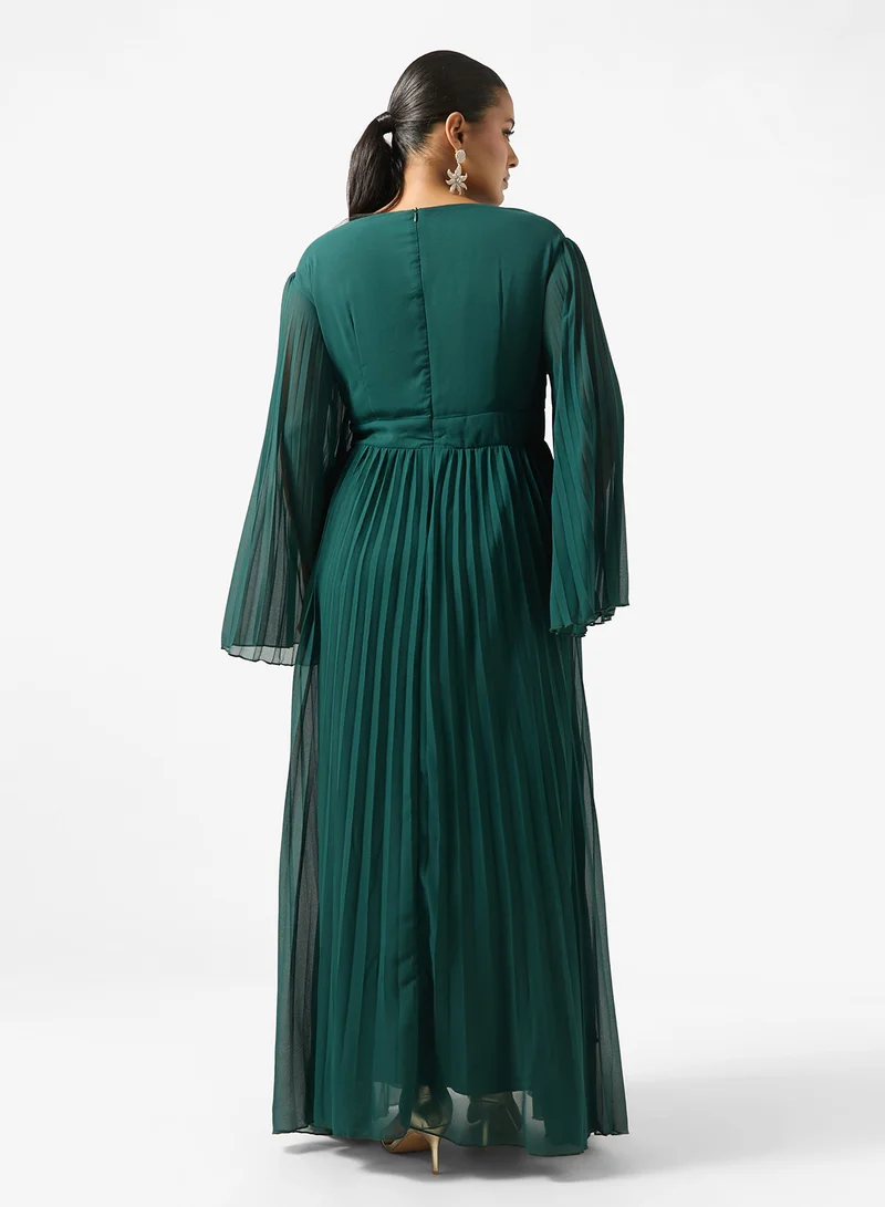 خزانة فستان مقاس كبير بأكمام الجرس وطيات