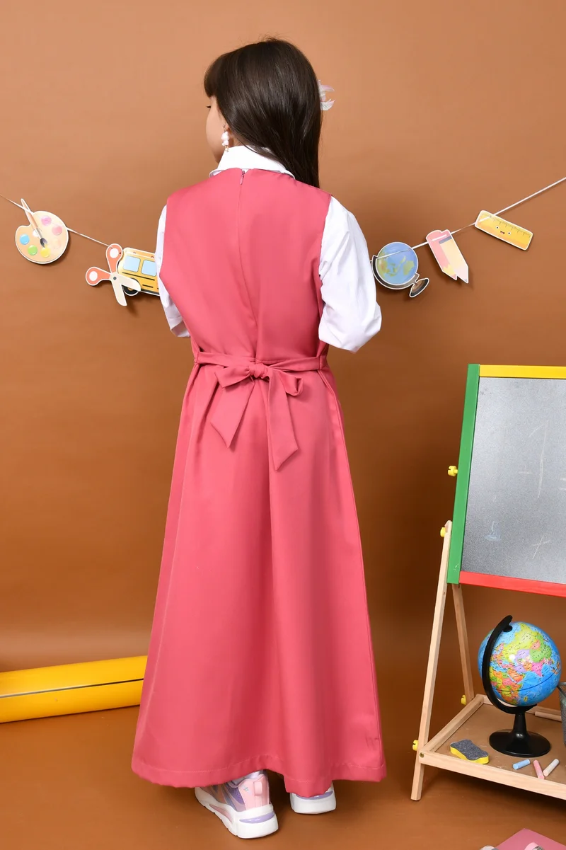 HAWRAA ABAYA Basma Pink Apron: V-neck with front pockets decorated with white embroidery