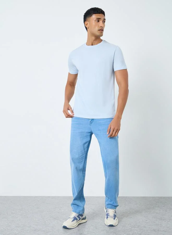 ستايلي تيشيرت واسع بتفاصيل مُطرزة وأكمام قصيرة