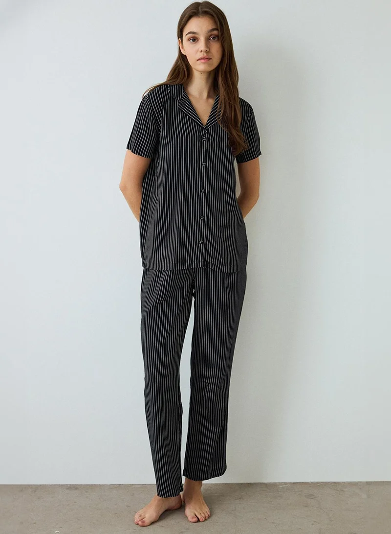 بنتي طقم بيجامة قصير الأكمام بياقة مخططة باللون الأسود