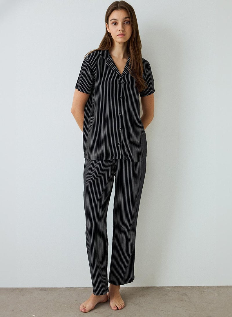 بنتي طقم بيجامة قصير الأكمام بياقة مخططة باللون الأسود - Image 1