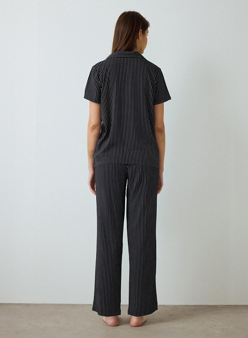 بنتي طقم بيجامة قصير الأكمام بياقة مخططة باللون الأسود - Image 3