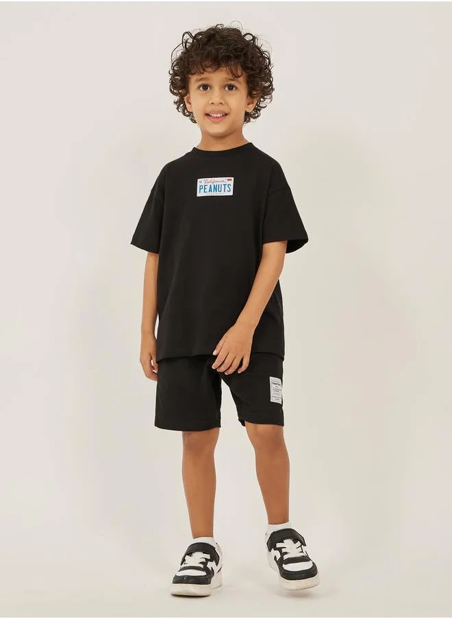 ستايلي Badge Detail Drawstring Waist Shorts with Side and Back Pockets