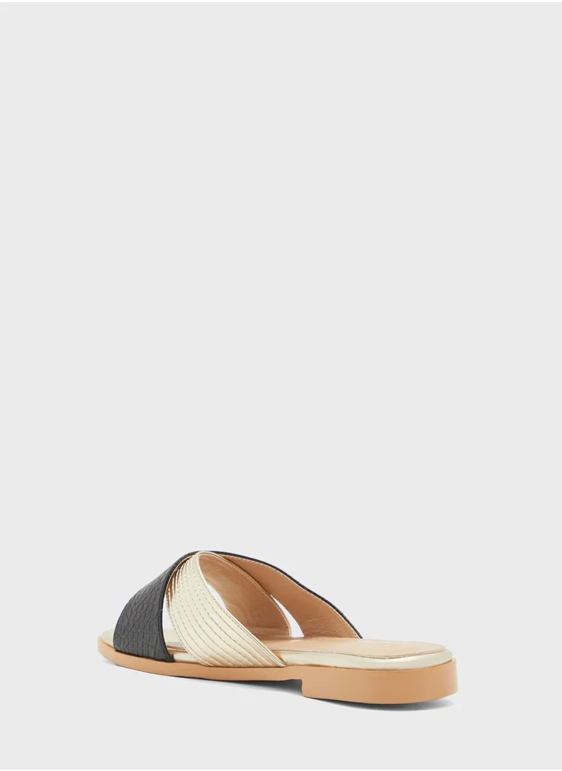 خزانة Croc Metallic Sandal