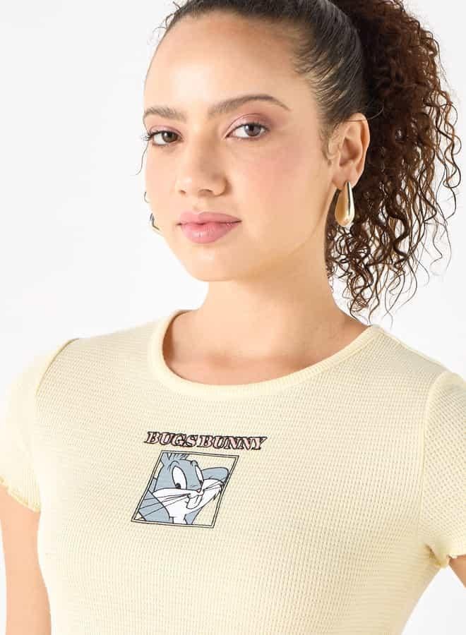 اس بي كاركترز تيشيرت بياقة مستديرة وأكمام قصيرة وطبعات باجز باني - Image 4