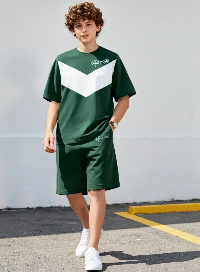 تايك تو طقم منسق من تيشيرت بياقة دائرية وشورت بنمط كتل الالوان للرجال