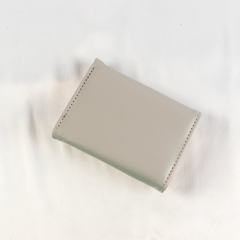 محفظة وحاملة بطاقات جلد رمادي تحتوي على جيوب متعددة للنقود والبطاقات - Image 2