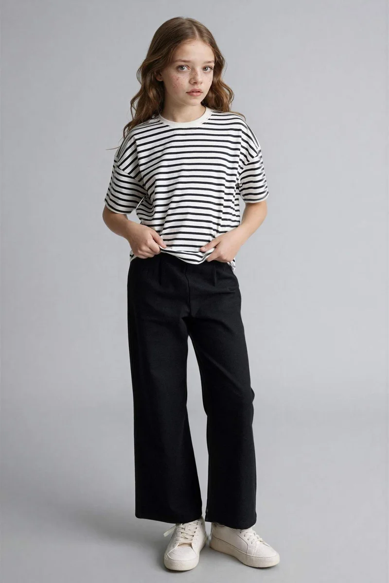 ديفاكتو Girl Relax Fit Crew Neck Striped T-Shirt